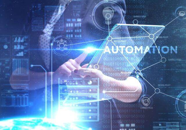 Persona interactuando con interfaz tecnológica futurista de automatización