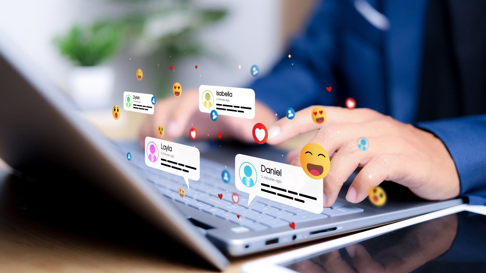 Persona gestionando redes sociales en su ordenador para generar leads