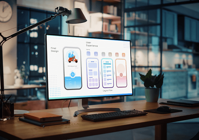 Escritorio de oficina con un monitor con una presentación sobre diseño de experiencia de usuario, específicamente de las microinteracciones para la usabilidad web. 