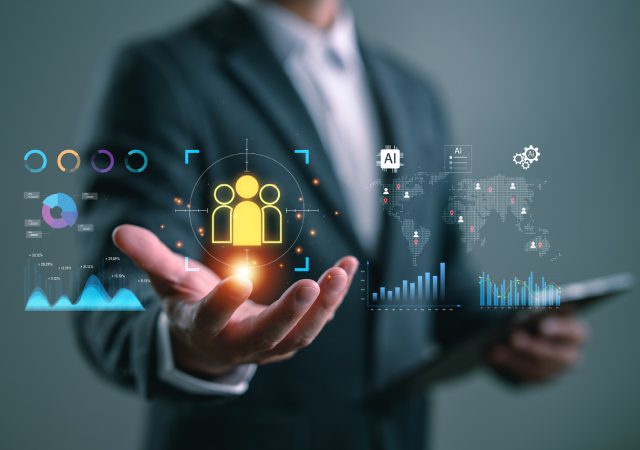 Consultor de Salesforce analizando gráficos de datos e inteligencia artificial