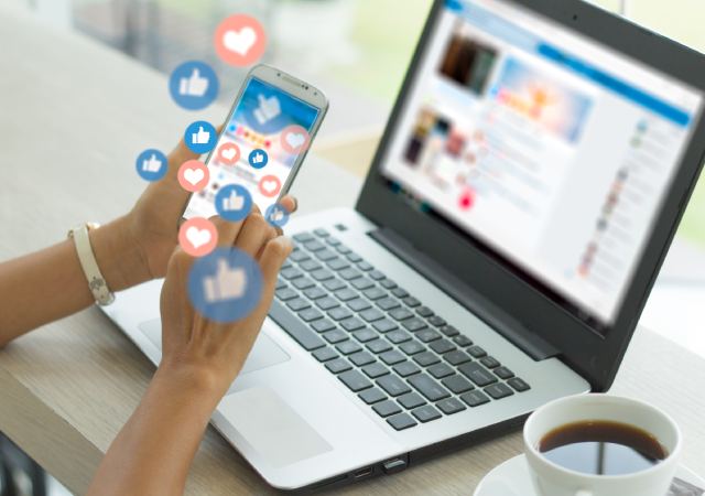 Manos de una persona usando las redes sociales desde un móvil viendo los resultados del storytelling minimalista.