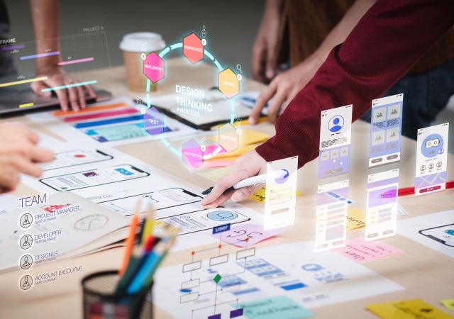 Esta imagen muestra una sesión de trabajo de diseño UX/UI donde se aplican metodologías de design thinking, alineadas con los principios del storytelling minimalista.