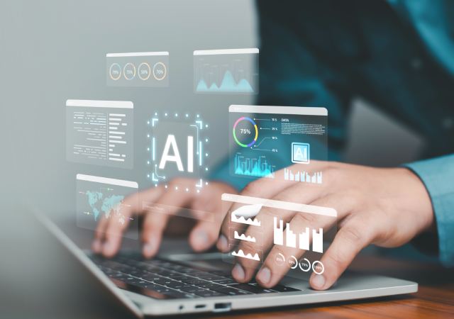 Manos usando un ordenador portátil donde se gestionan gráficos de datos corporativos e inteligencia artificial con Agentforce de Salesforce
